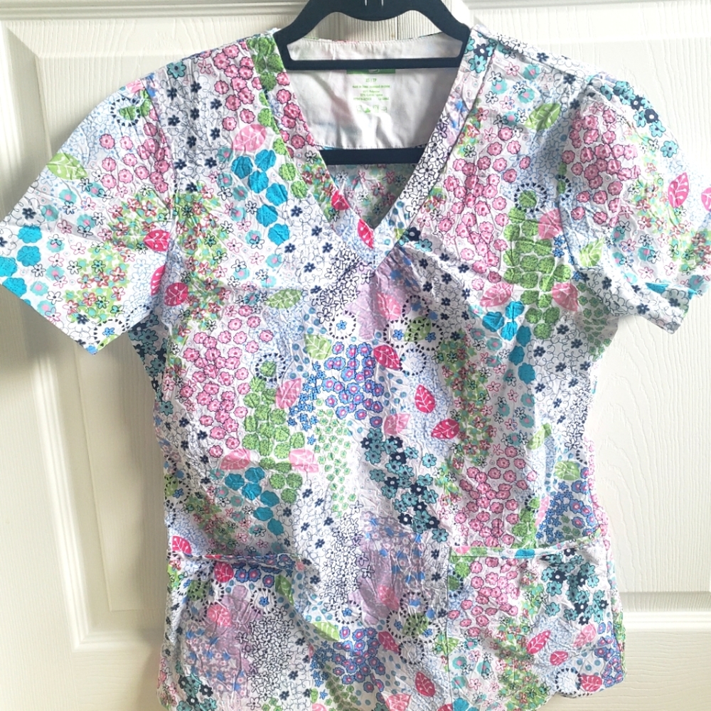Scrub Star size small top